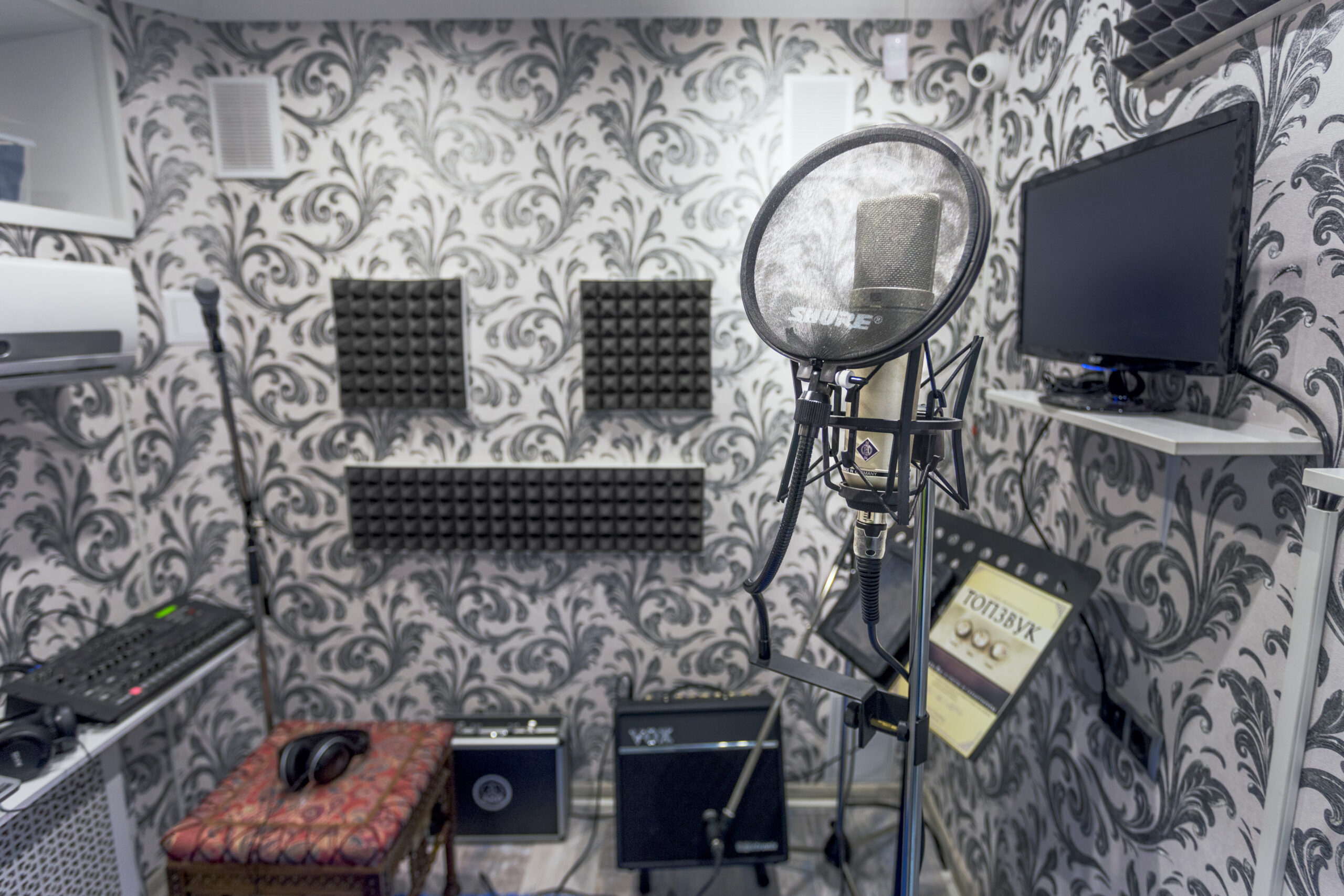 Микрофон Neumann на студии звукозаписи