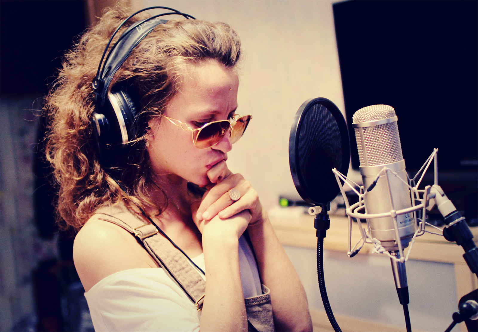 Красивый голос голосовое. Девушка с микрофоном в студии. Студия вокала. Поет в студии. Девушка поет в студии.