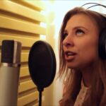 Вокалистка исполняет песню на студии